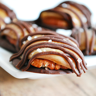 This quick and easy recipe for salted caramel turtles only requires four ingredients. It's the perfect treat to give for Christmas!