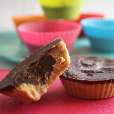 Healthy peanut butter cups with only 4 ingredients... vegan, no-bake and gluten-free!