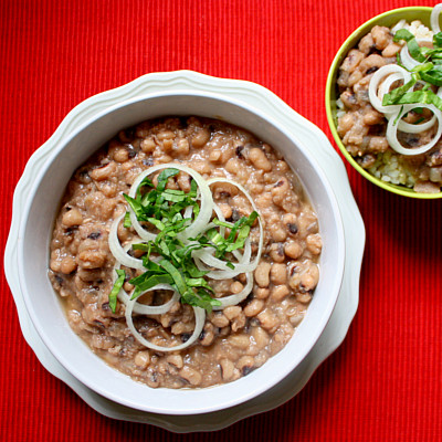 Classic black-eye peas with soft, tender peas and a thick, creamy style gravy perfect over steaming hot brown rice... vegan and gluten-free!