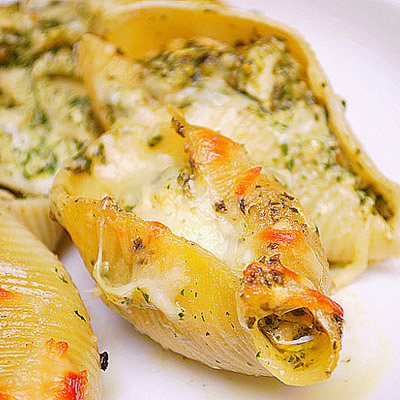 Pesto Chicken Stuffed Shells: a great pasta dish with a versatile filling!