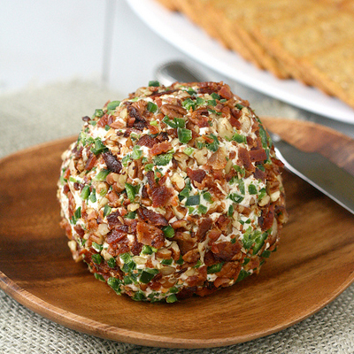 Bacon-Jalapeño Cheese Ball: a simple make-ahead appetizer that's a definite crowd-pleaser!