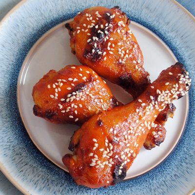Sriracha + Chicken = YES PLEASE. Sweet and spicy roasted chicken drumsticks with crispy skin and a sriarcha-apricot glaze.