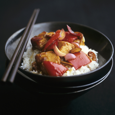 Recipe for chicken on rice with red bell peppers and cashew nuts.