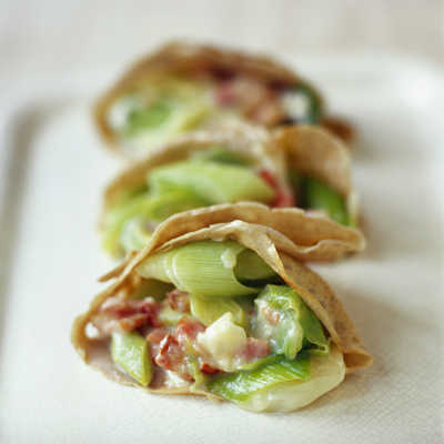 Pancakes recipe for a delicious brunch menu made of buckwheat flour and filled with bacon and leeks.