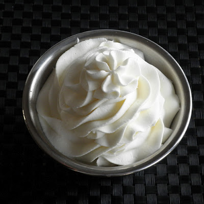 How to make stabilized whipped cream frosting, just like on cakes from the bakery... best frosting ever!