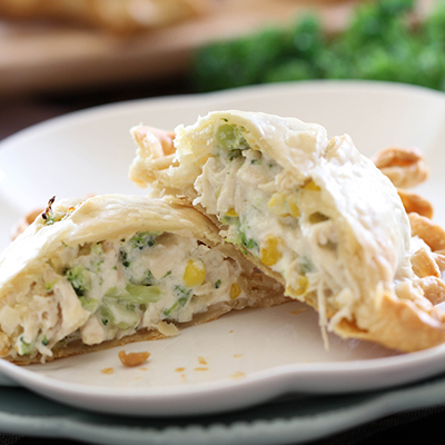 Creamy Chicken Broccoli Pie Pockets... This is an extremely easy meal to whip up and will quickly become a new family favorite in your home! A FANTASTIC recipe!