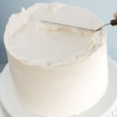 The BEST, FOOL-PROOF way to frost a cake. I'll be glad I pinned this!