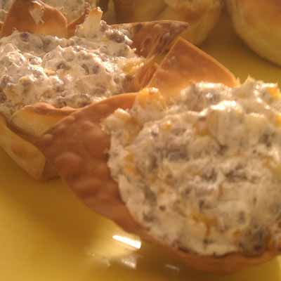 my kinda perfect: sunday yumday! cheesy ranch burger bites! great appetizer or snack for football sunday!... 1 pkg. wonton wrappers 2 pkg. cream cheese (8 oz. each), softened 1 lb. ground beef, browned and drained 4 tablespoons hidden valley ranch dressing/dip seasoning mix 1 cup shredded cheddar cheese (i used mexican blend because that's what i had) mini muffin pan(s).