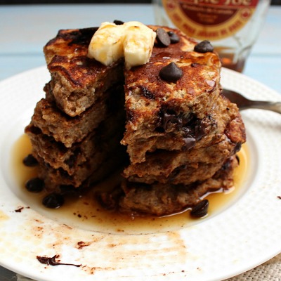 Chocolate Chip Cookie Dough Pancakes: a 100% healthy breakfast which tastes so indulgent!