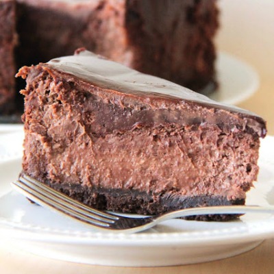 the baker upstairs: death by chocolate cheesecake. This looks melt-in-your-mouth delicious. The kind of cheesecake that you just can't stop at one slice!